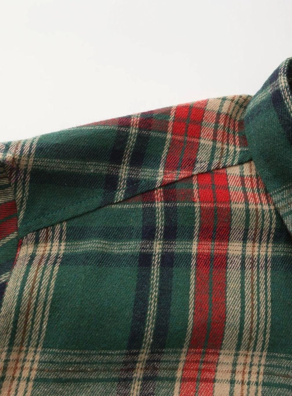 Vista frontal de la camisa de franela de cuadros BRAMWELL abotonada