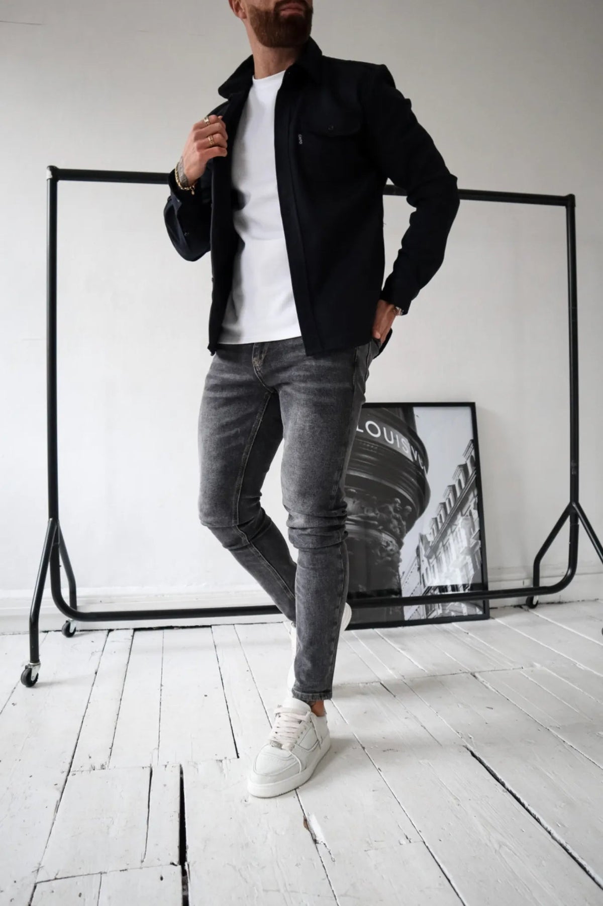 Hombre luciendo la sobrecamisa BRANDON en look de entretiempo