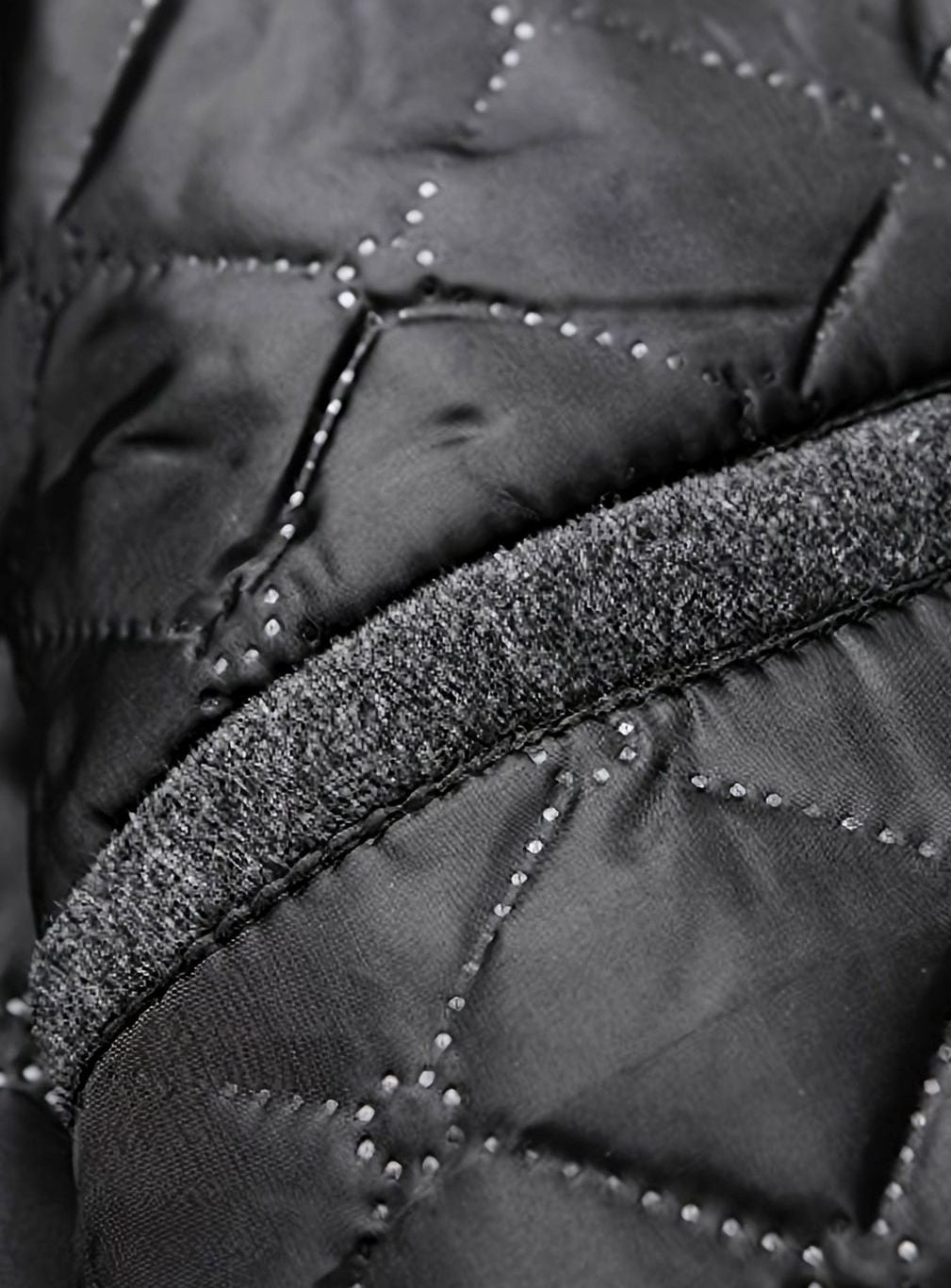 Abrigo de lana gris combinado con look casual de fin de semana