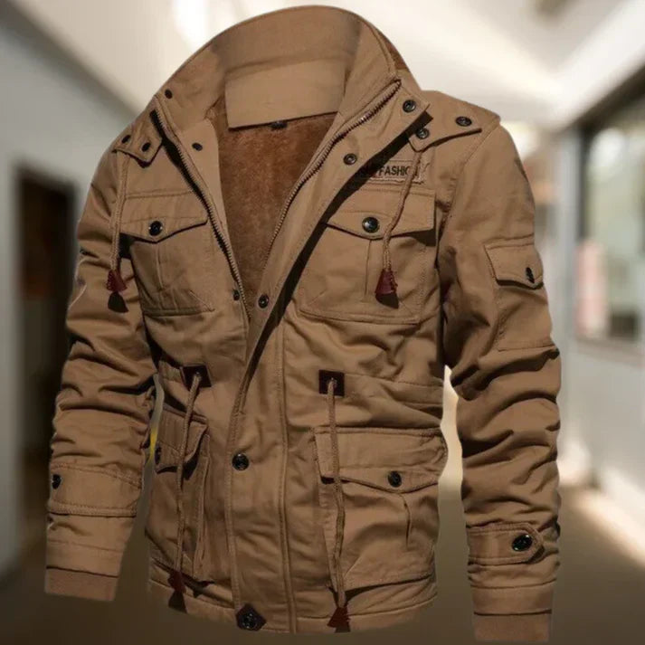 Chaqueta hombre FERLON combinada con look casual para la ciudad