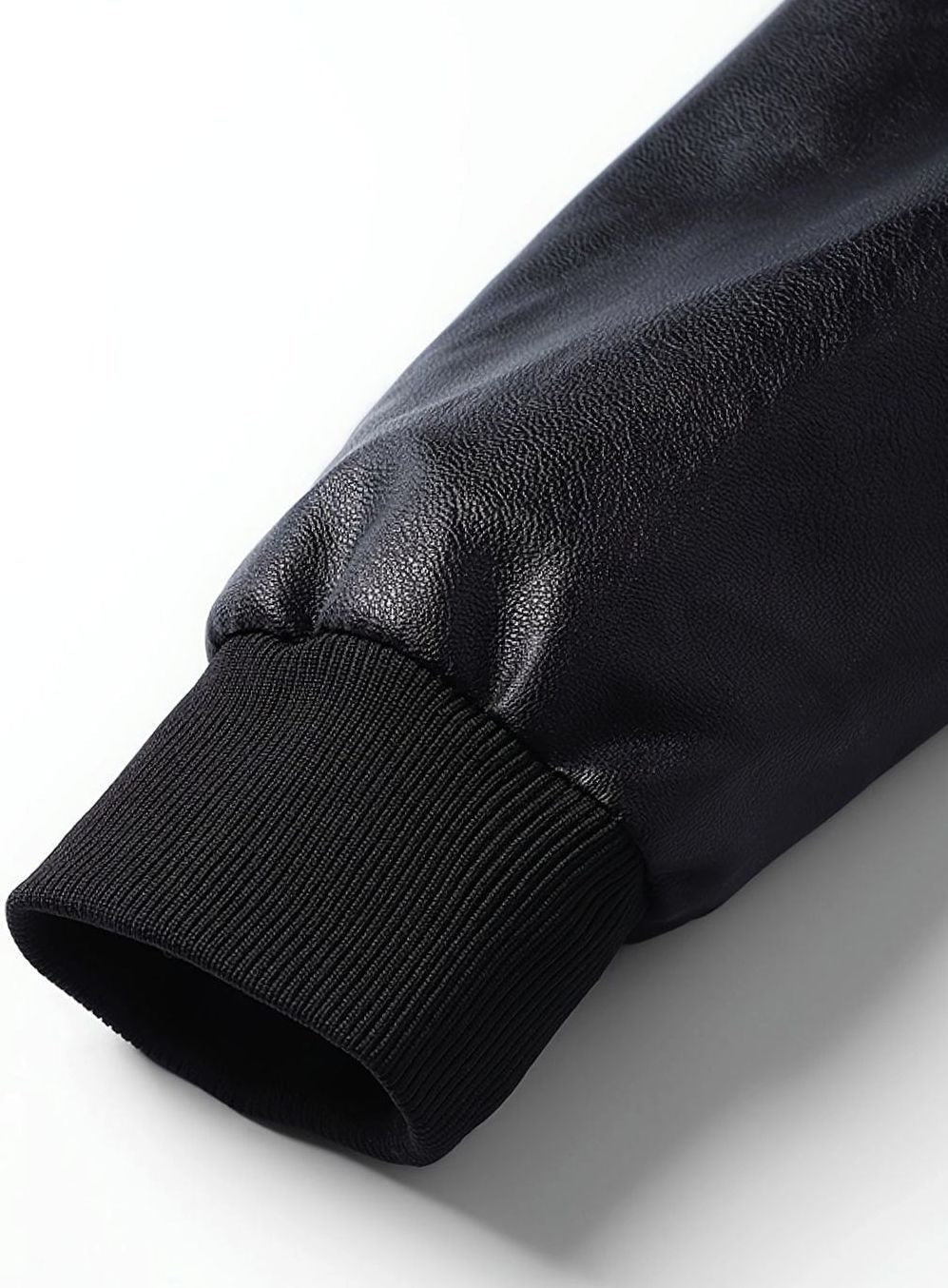 Cazadora bomber negra combinada con look casual de hombre