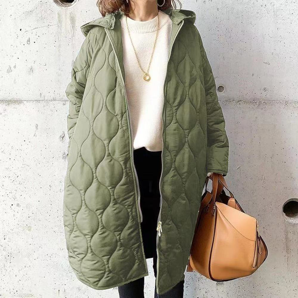 Mujer luciendo abrigo suelto con capucha y rombos, ideal para invierno