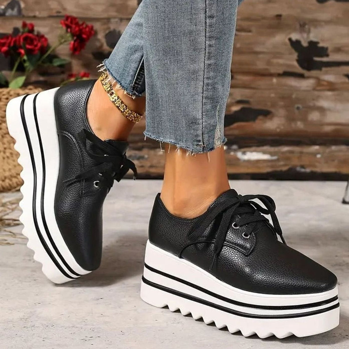 Zapatillas TRESSLY en distintos colores disponibles: beige, blanco y negro