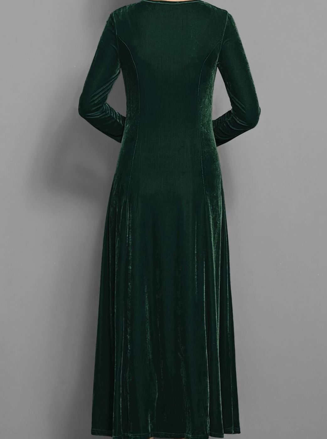 Detalle del corte y caída del vestido de terciopelo para invitada de boda