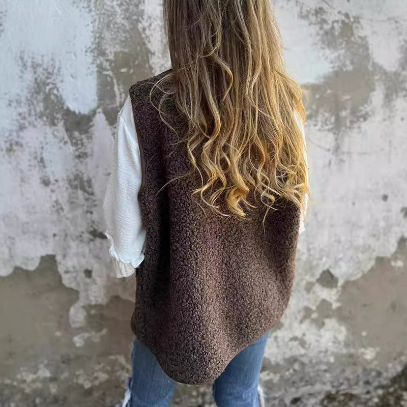 Clara | Chaleco Largo de Forro Polar para Mujer con Botones y Bolsillos 2