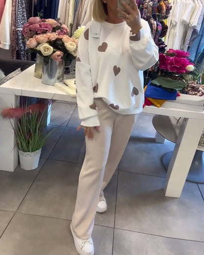 Conjunto Coordinado de Sudadera y Pantalones con Estampado de Corazones | Suave y Cómodo para Días Relajados 3