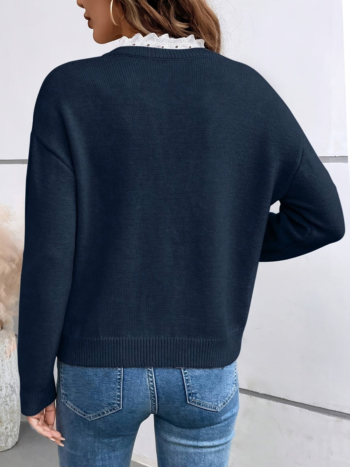 Elegante Top de Punto con Ribete de Encaje y Cuello en V | Comodidad y Estilo para el Uso Diario 1
