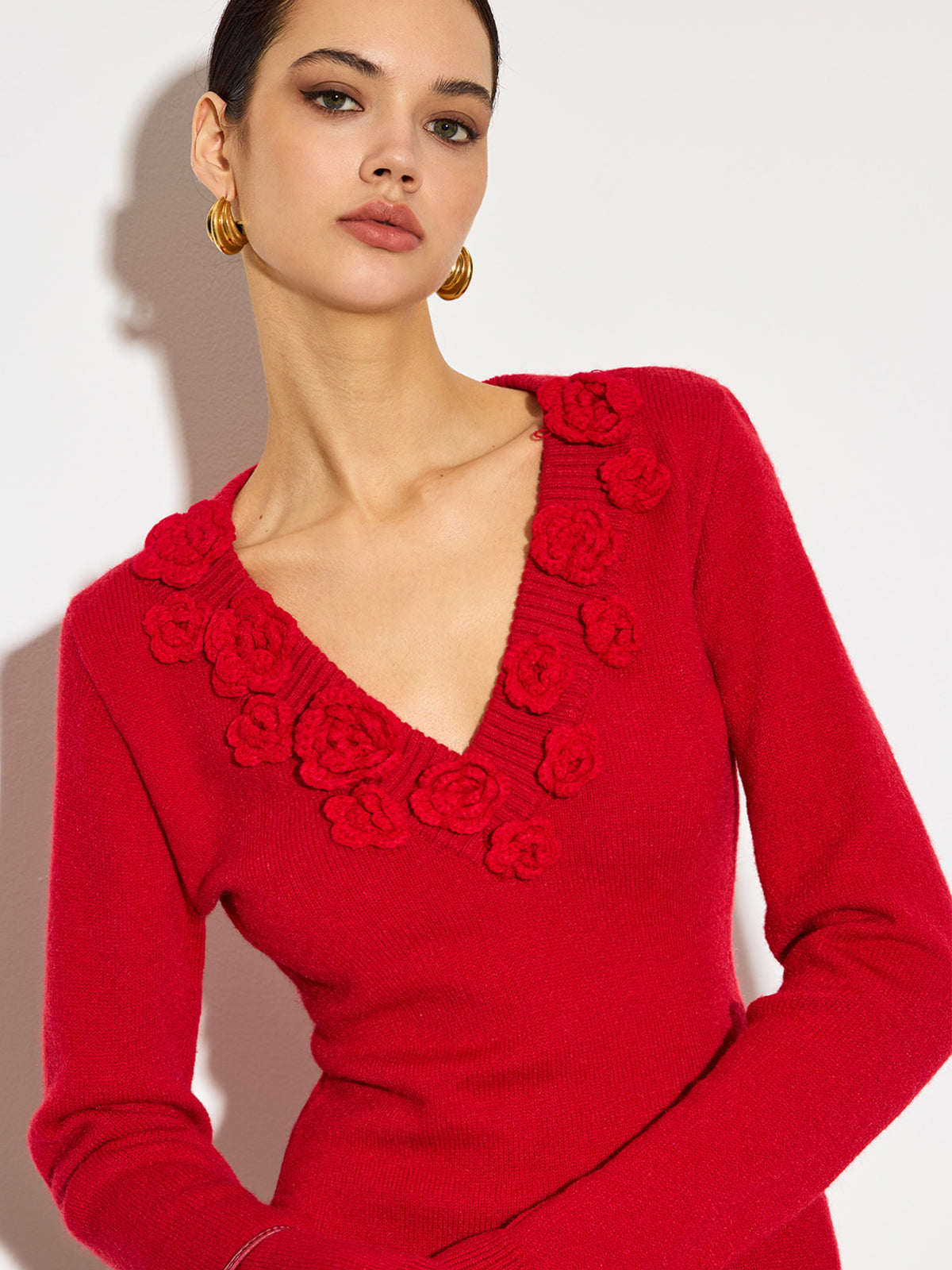 Lucía | Top Mujer de Punto con Cuello en V y Detalle Floral 3D 1