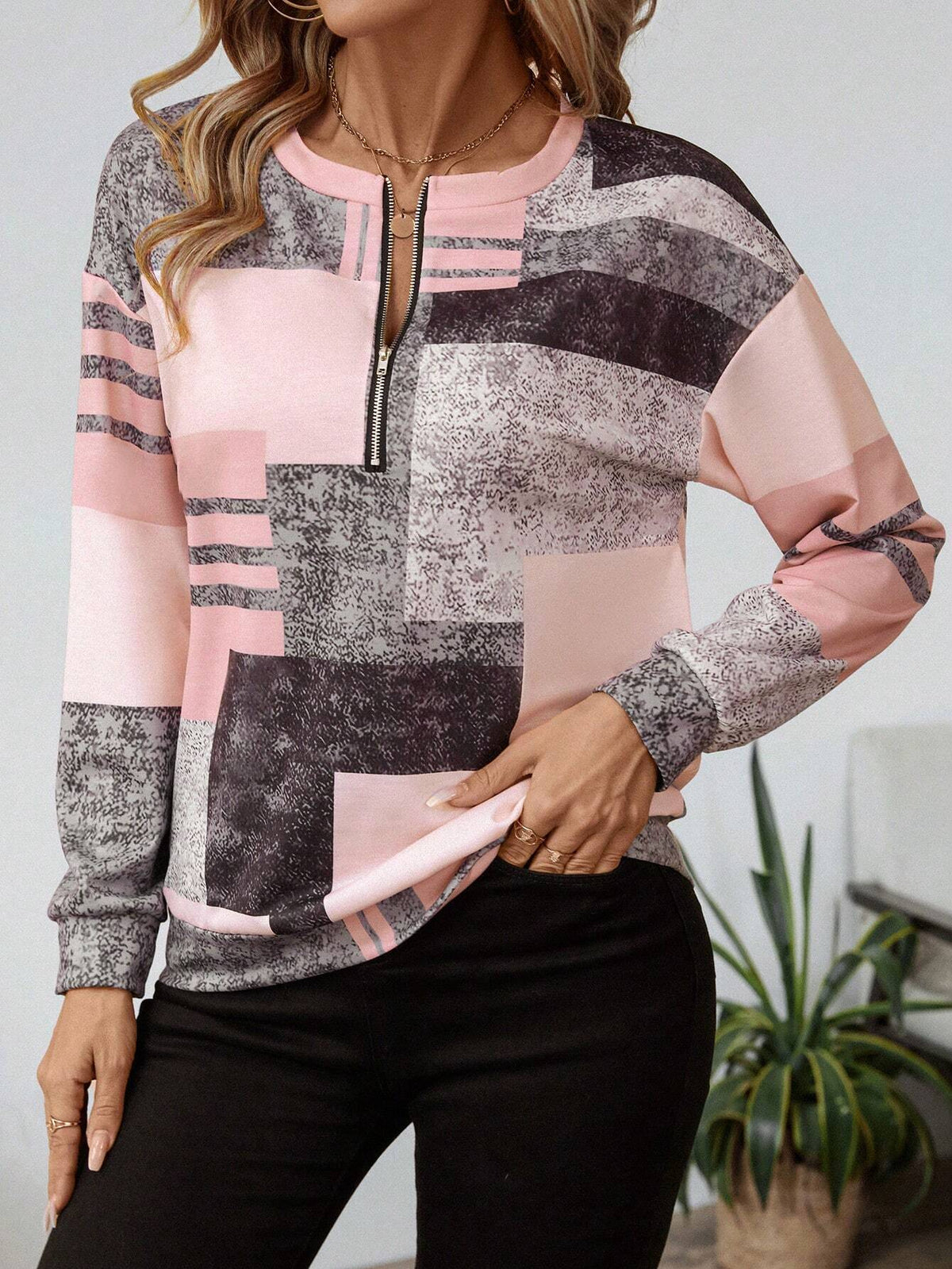 Lucía | Top con Cuello y Cremallera para Mujer con Estampado Abstracto 1