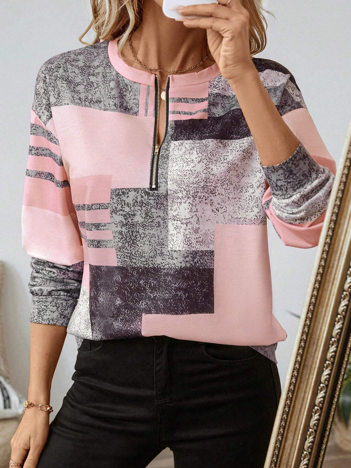 Lucía | Top con Cuello y Cremallera para Mujer con Estampado Abstracto 4