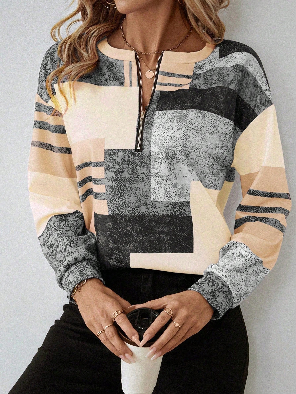 Lucía | Top con Cuello y Cremallera para Mujer con Estampado Abstracto 7