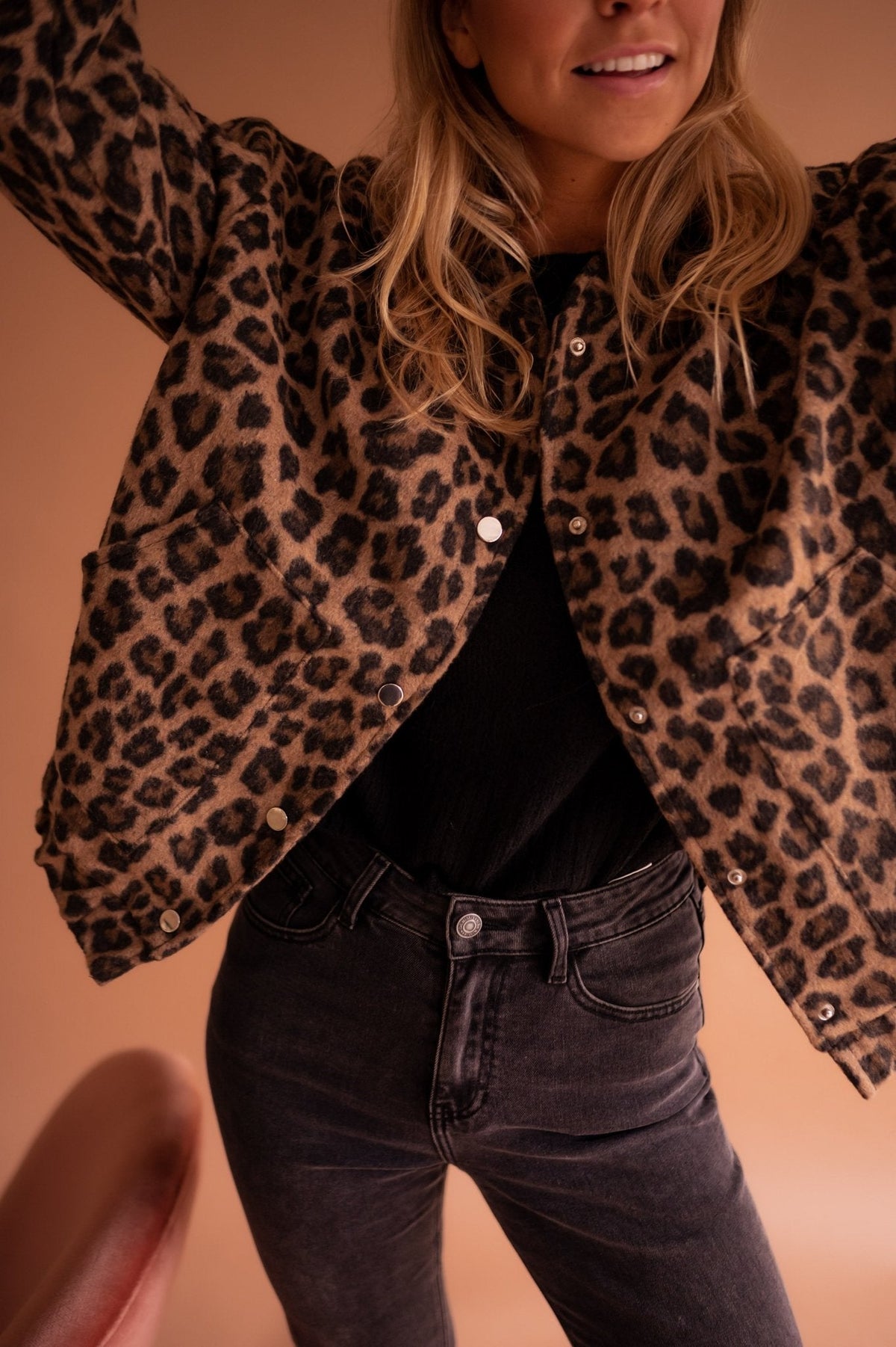 Sofía | Chaqueta de Estampado de Leopardo con Botones para Mujer 1