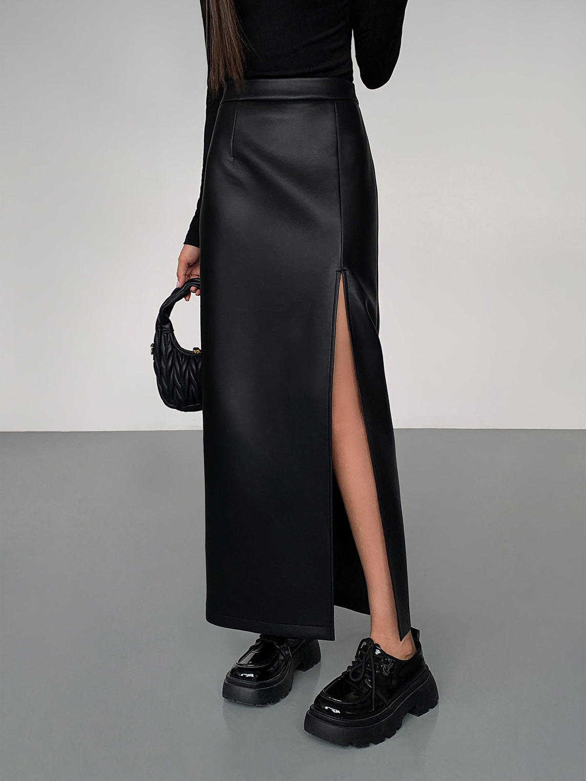 Sofía | Elegante Falda Midi Negra de Cuero Sintético para Mujer con Abertura Lateral 1