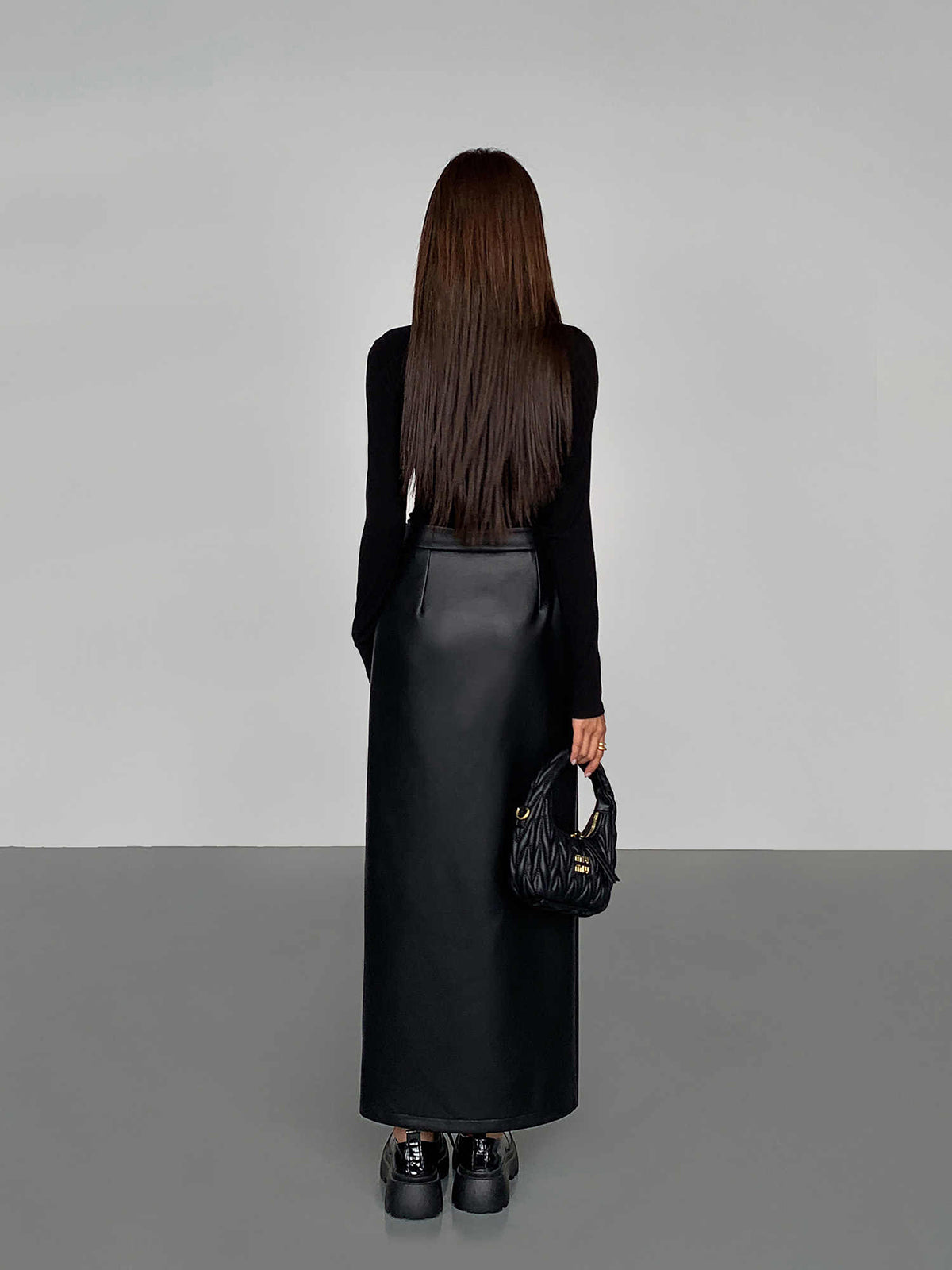 Sofía | Elegante Falda Midi Negra de Cuero Sintético para Mujer con Abertura Lateral 2