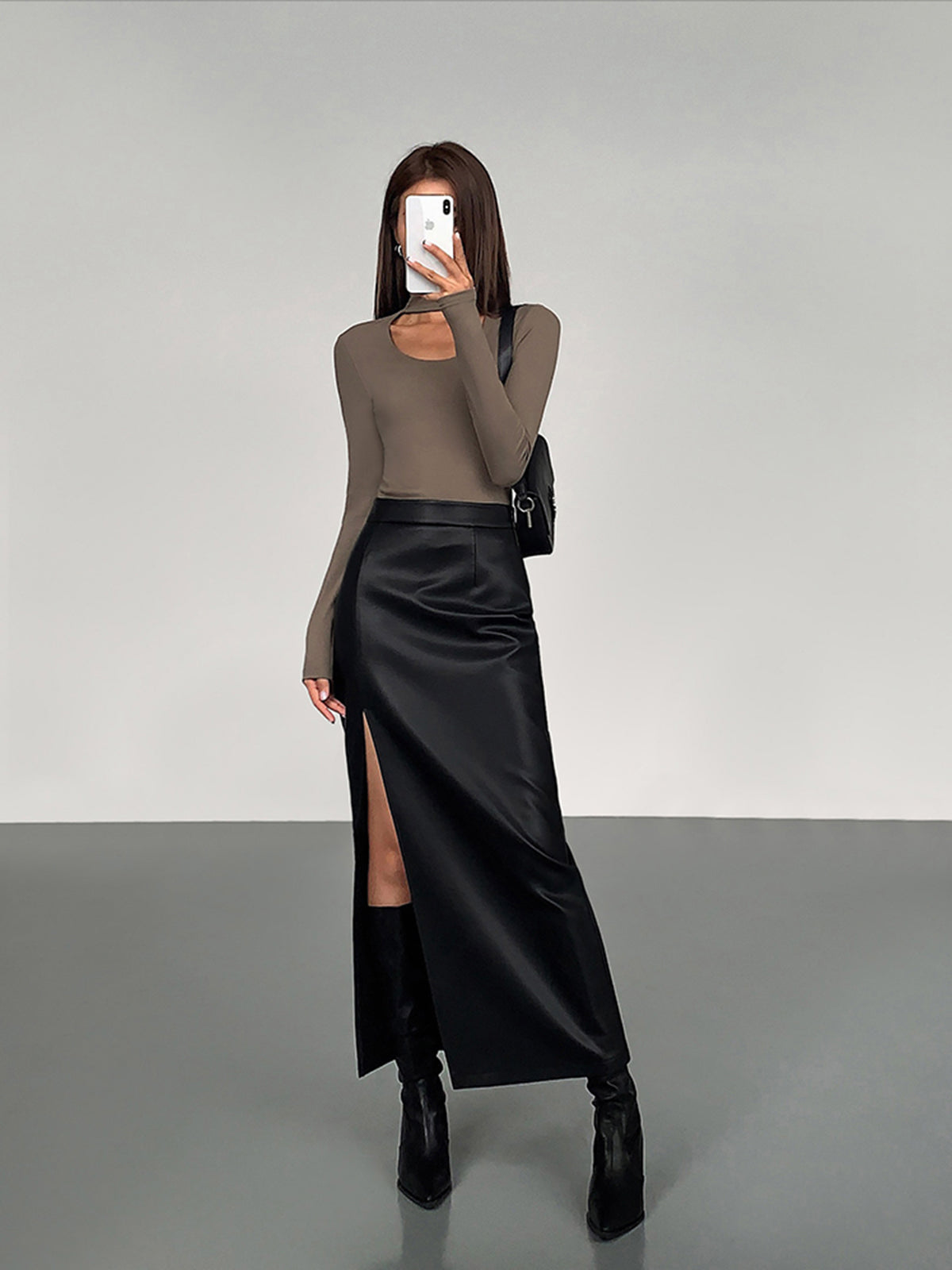 Sofía | Elegante Falda Midi Negra de Cuero Sintético para Mujer con Abertura Lateral 3