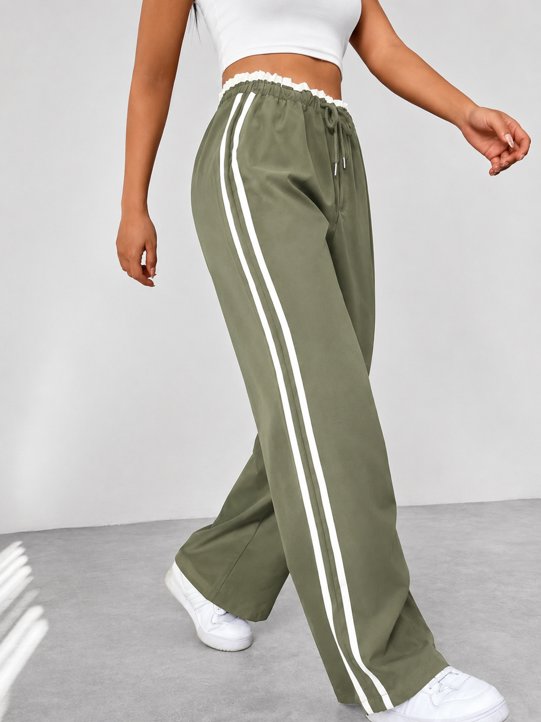 Sofía | Pantalones Deportivos de Talle Alto para Mujer con Rayas Blancas y Cintura Elástica 4