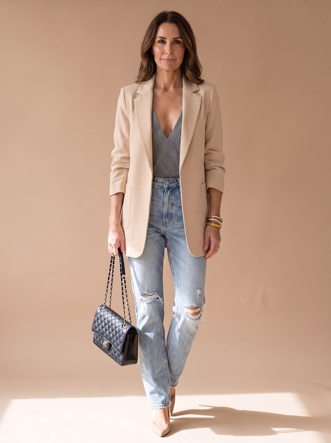 Detalle de la solapa clásica de la blazer ADALYN para mujer