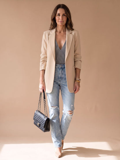 Detalle de la solapa clásica de la blazer ADALYN para mujer