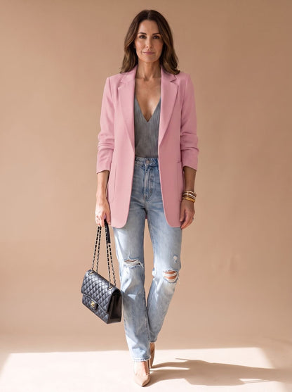 Blazer ADALYN combinada con vaqueros para un look casual