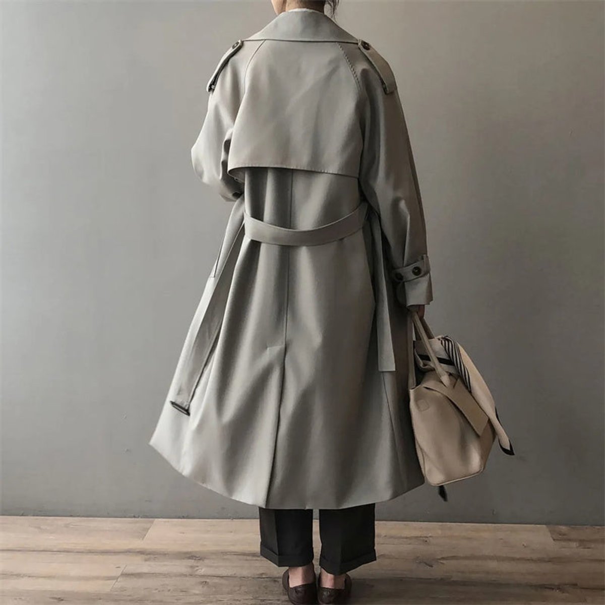 Trench coat largo en color khaki combinado con look casual