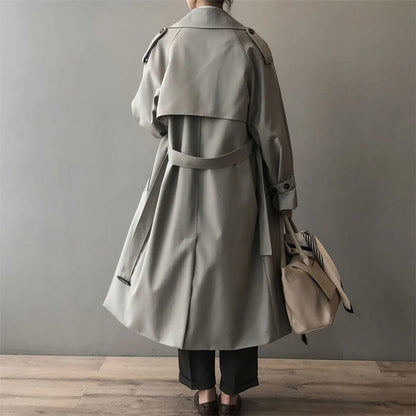 Trench coat largo en color khaki combinado con look casual