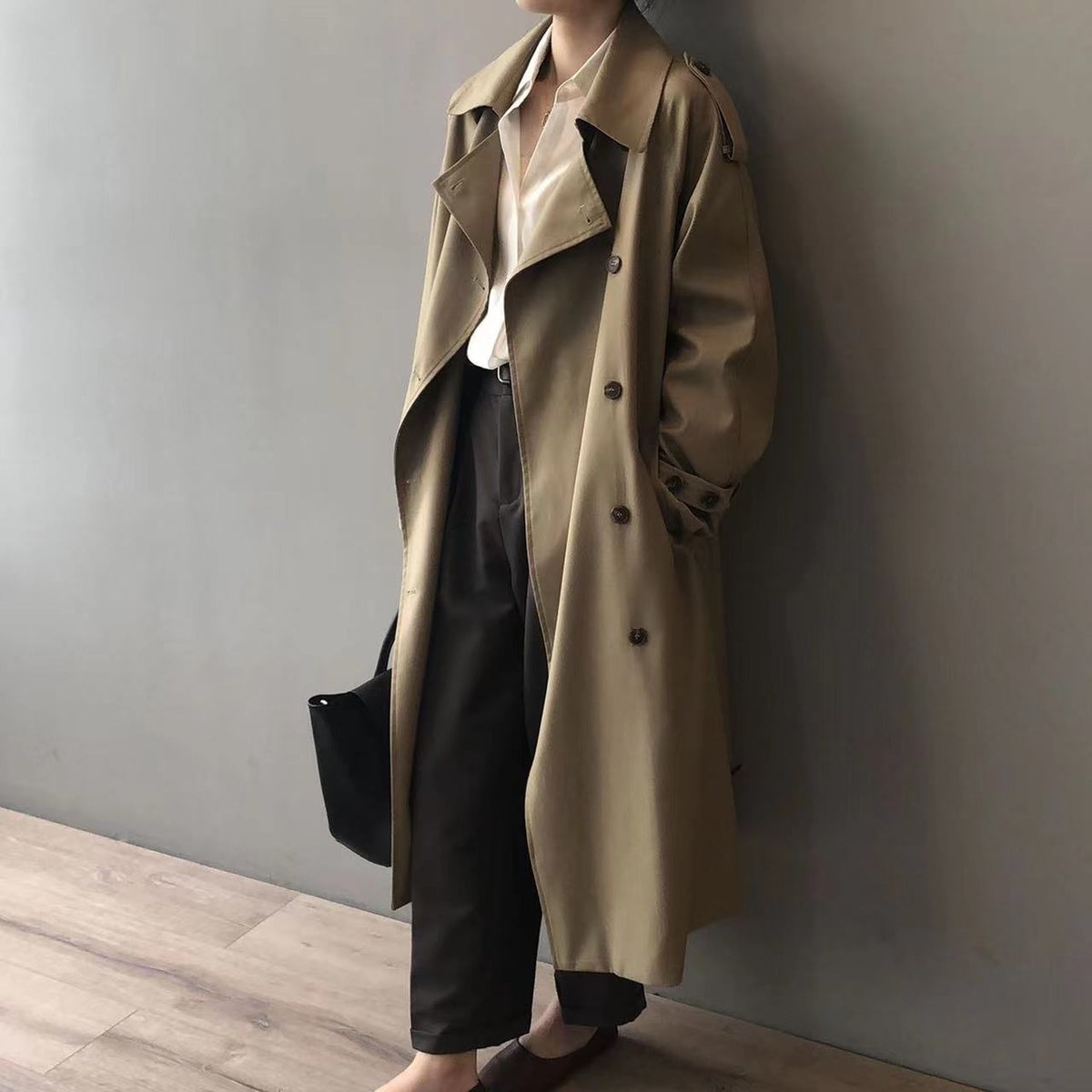 Gabardina cruzada con cinturón, ideal para looks de entretiempo