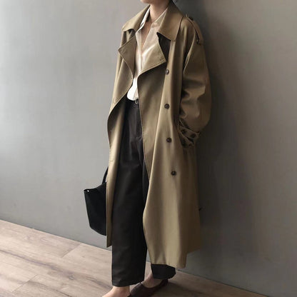Gabardina cruzada con cinturón, ideal para looks de entretiempo