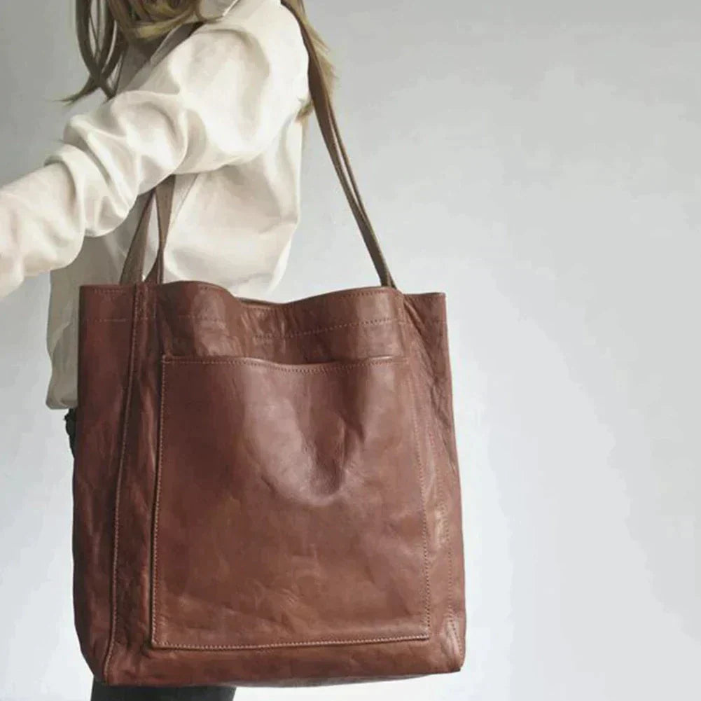 Detalle del interior organizado del bolso AMARELLE con compartimentos
