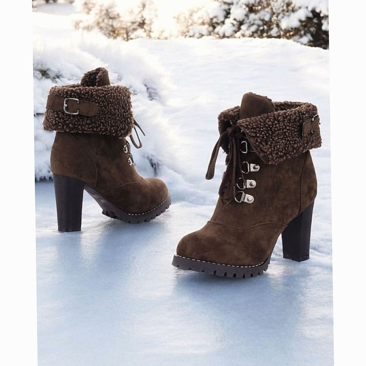 Vista frontal de las botas de invierno AMARILLA con tacón ancho