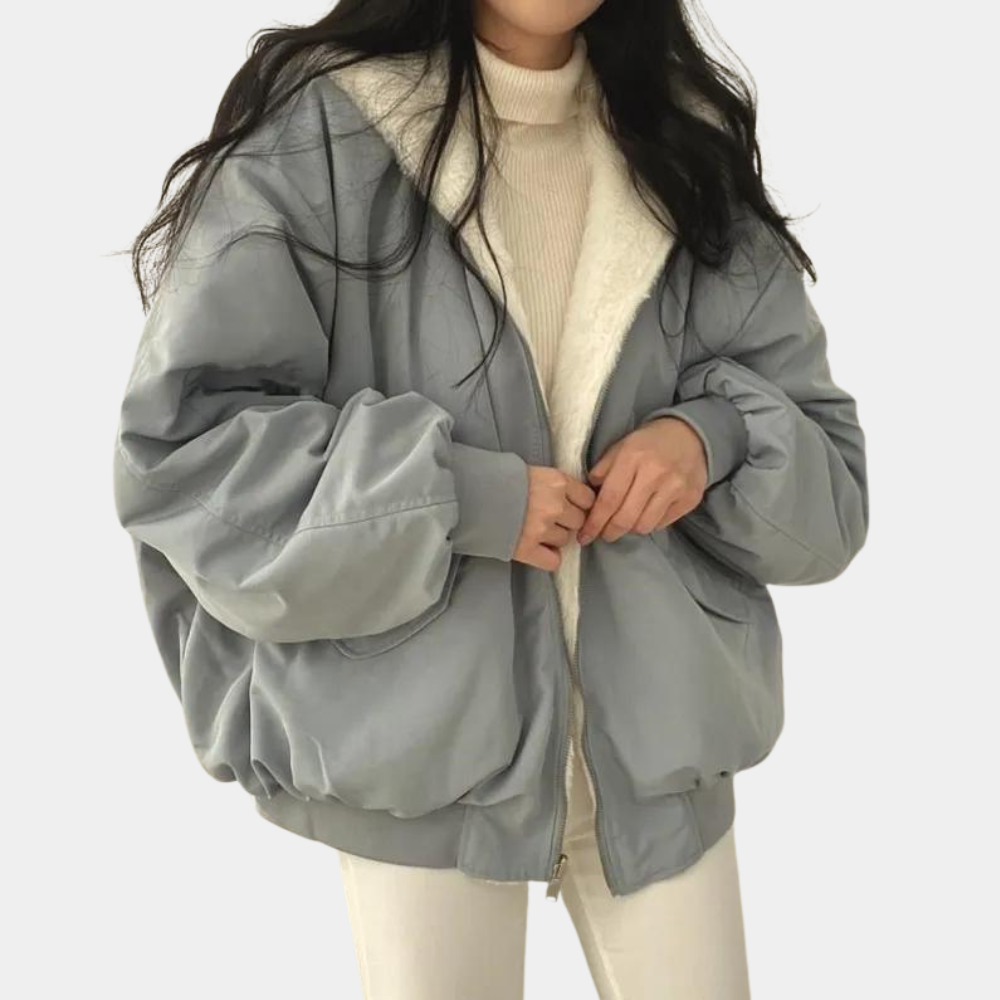 Mujer luciendo chaqueta de invierno holgada combinada con vaqueros