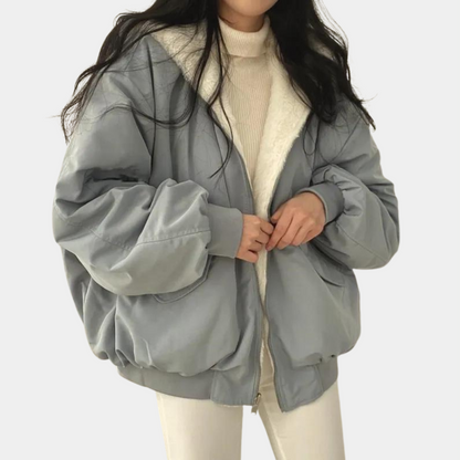 Mujer luciendo chaqueta de invierno holgada combinada con vaqueros