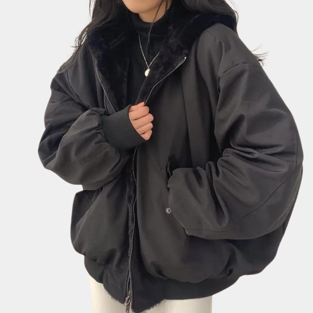 Vista frontal de la chaqueta de invierno con bolsillos prácticos