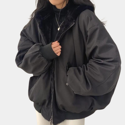Vista frontal de la chaqueta de invierno con bolsillos prácticos