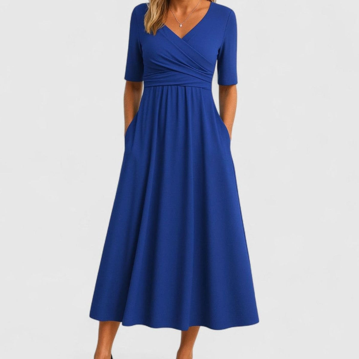 Vista lateral del vestido midi con bolsillos integrados AMBRELLE