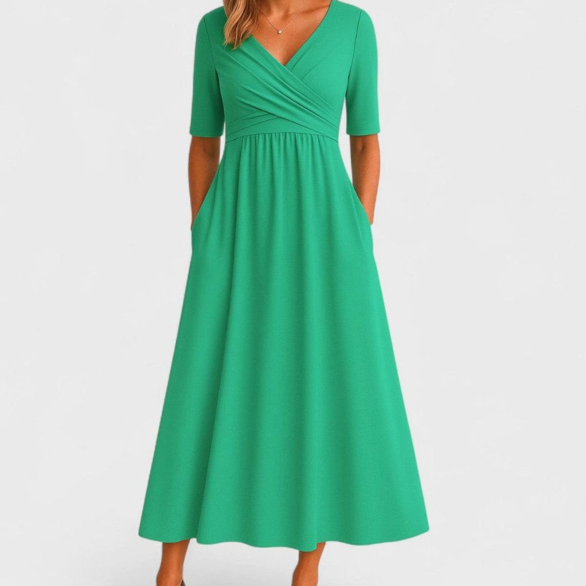 Mujer luciendo el vestido midi AMBRELLE en un evento elegante