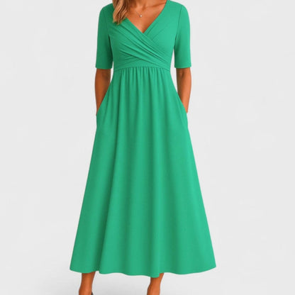 Mujer luciendo el vestido midi AMBRELLE en un evento elegante