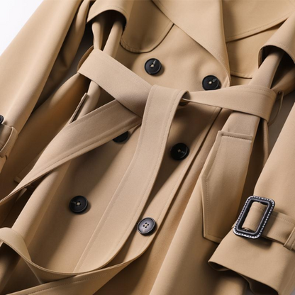 Detalle del cinturón ajustable del trench coat AMELVIRA en la cintura