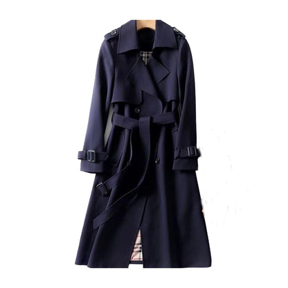 Trench coat AMELVIRA en color beige combinado con un look casual