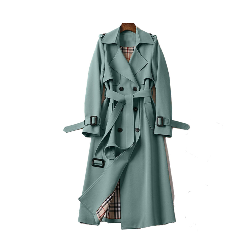 Detalle de la doble botonadura frontal del trench coat AMELVIRA