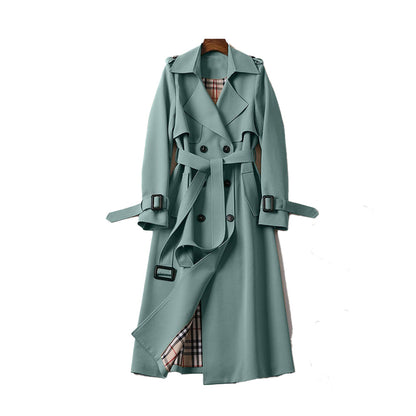 Detalle de la doble botonadura frontal del trench coat AMELVIRA