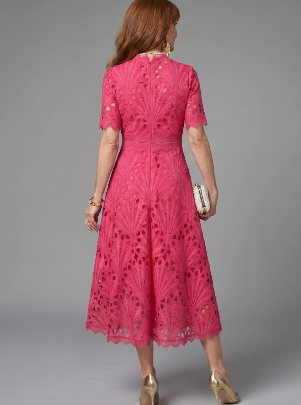 Vista lateral del vestido de cóctel rosa con silueta acampanada