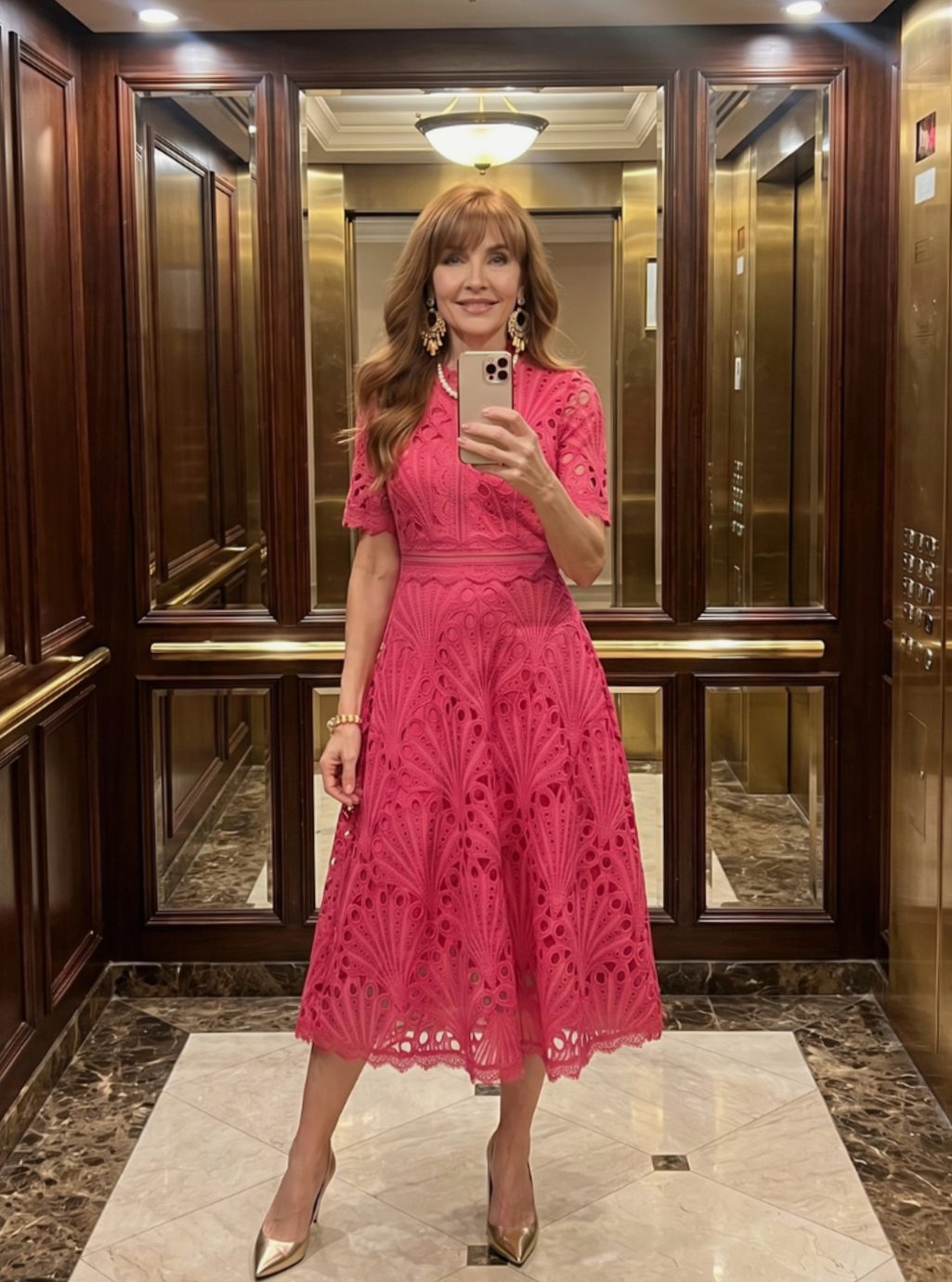Mujer luciendo vestido de cóctel de encaje rosa para eventos formales