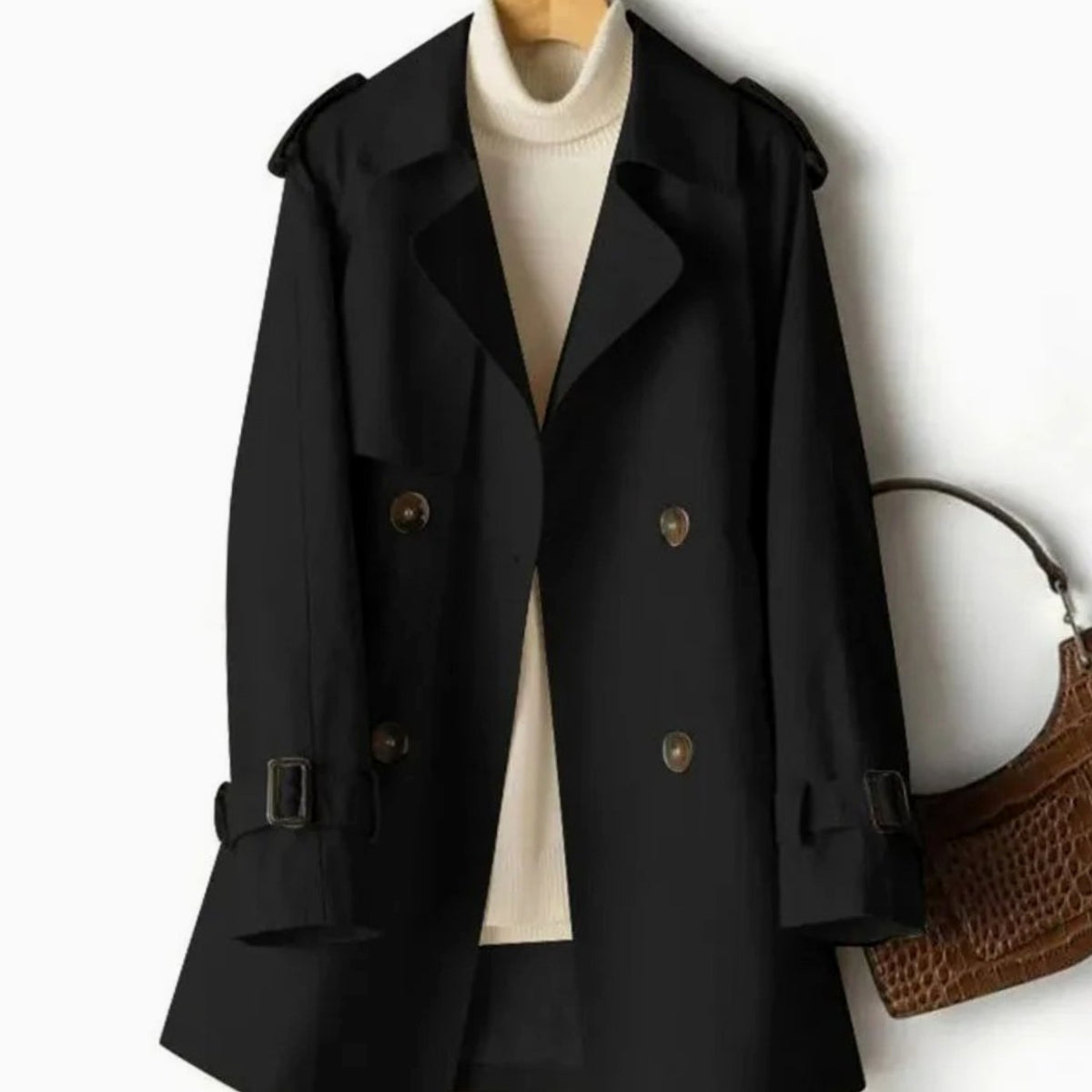 Mujer con gabardina cruzada y cinturón en tono neutro, estilo elegante de entretiempo