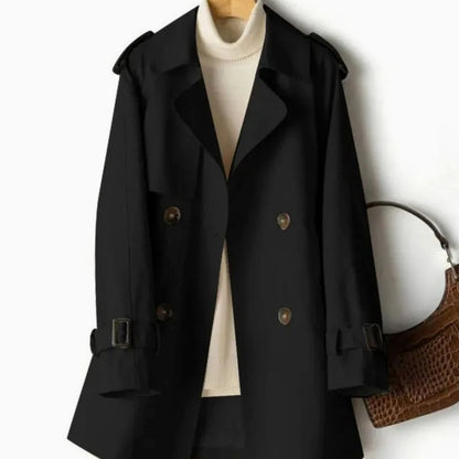 Mujer con gabardina cruzada y cinturón en tono neutro, estilo elegante de entretiempo