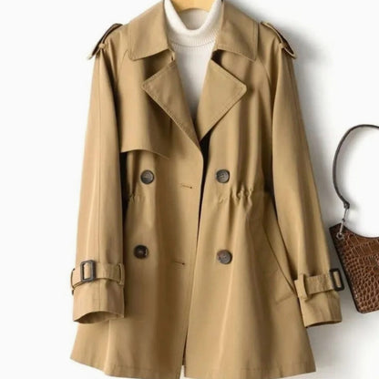 Gabardina de largo medio combinada con vaqueros para un look casual