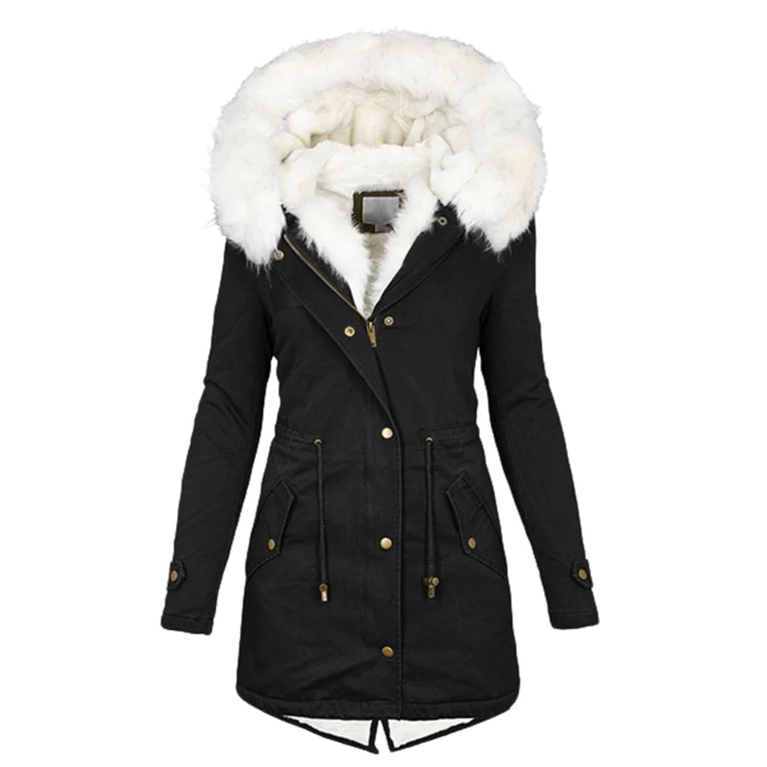 Mujer luciendo abrigo largo acolchado de invierno en look casual