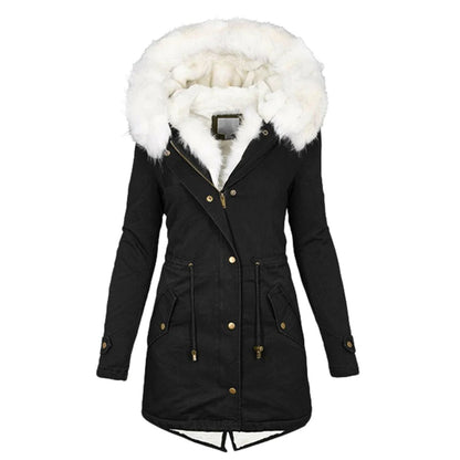 Mujer luciendo abrigo largo acolchado de invierno en look casual