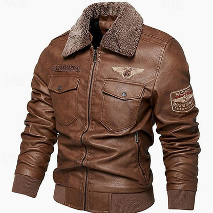 Detalle del cuello sherpa acolchado de la cazadora aviador