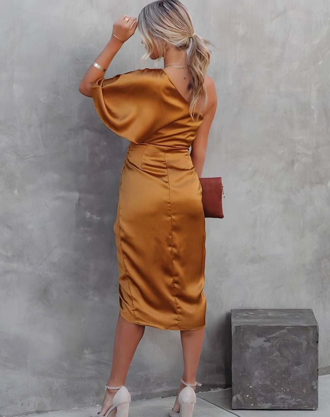 Modelo con el vestido midi ASLYRA en ambiente formal