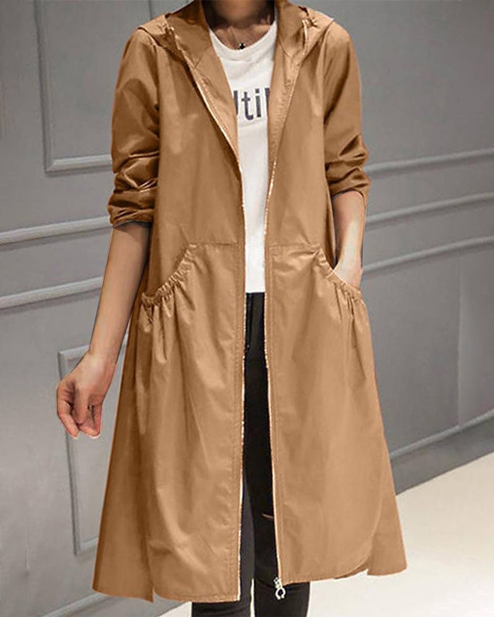 Trench coat ASTRELIA visto de espaldas mostrando el corte largo